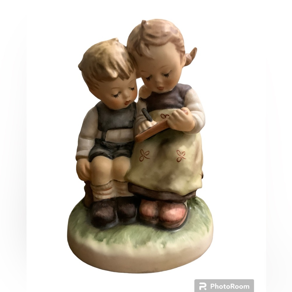 Gobel figurine ‘smart little sister’